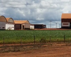 Img 2-Silos da sede da fazenda Sta. Bárbara entre o km 17 e km 19 da BR251-GO