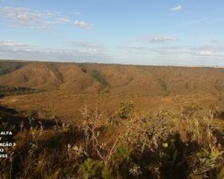 4- Base3 de observação - visão parcial do vale no interior da fazenda.