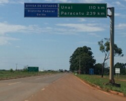 Sinalização de saída do DF pela BR 251 com destino à Unaí. Aqui também inicia-se em KM 0 sentido Brasília.