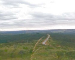 11-Vista panorâmica a partir da Base1 - mostra a BR251 à direita e linha de alta tensão próximo ao local. Elementos que podem perturbar a prática de vigília.