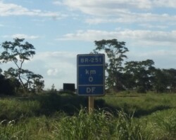 No KM 0, após a placa que sinaliza a divisa GO-DF da imagem anterior dá início ao trecho da BR 251 dentro do DF , sentido Brasília.