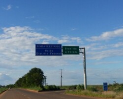 Sinalização de acesso ao DF pela BR 251 com destino à Brasília. Observa-se que termina em KM 34 o trecho iniciado no KM 0, na divisa dos Estados de MG e GO.