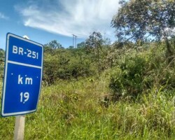 3 - Marco quilométrico do KM19 da BR251-DF com elevação à direita e sem acostamento da via.