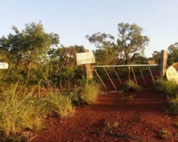 4-Entrada da fazenda do Sr. Guedes na altura do KM 18/19 da BR251-DF. À direita e à esquerda estão as chamadas "Bacias" geradas pela retirada de cascalho para construção do asfalto.