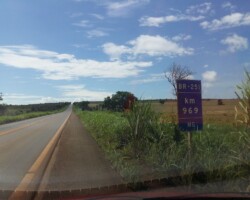 Primeiro marco de sinalização encontrado após a divisa GO/MG é o KM 969 da BR251-MG