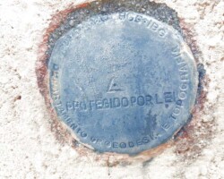 8-Selo de identificação do Marco Geodésico DF 102