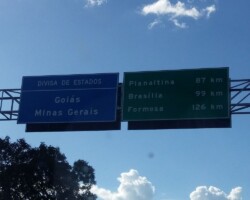 Em sentido contrário na divisa MG-GO, próximo ao córrego arrependido a placa sinalizadora mostra Brasília a 99km. Isso deveria significar que o trecho entre DF/GO e MG/GO têm 29km, deduzindo os 70km da divisa DF/GO à Brasília. Porém os marcos iniciam em 34 e terminam em 0, resultando 34km (?)