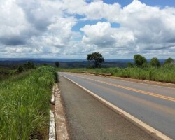 Ao deixar o planalto em direção à Unaí-MG - já no Estado de Minas, vista da região de serras próximas à cidade.