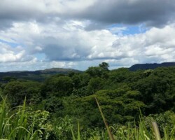 Ao deixar o planalto em direção à Unaí-MG - já no Estado de Minas, vista da região de serras próximas à cidade.