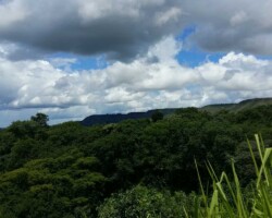 Ao deixar o planalto em direção à Unaí-MG - já no Estado de Minas, vista da região de serras próximas à cidade.