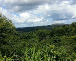 Ao deixar o planalto em direção à Unaí-MG - já no Estado de Minas, vista da região de serras próximas à cidade.