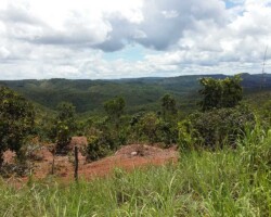 Ao deixar o planalto em direção à Unaí-MG - já no Estado de Minas, vista da região de serras próximas à cidade.