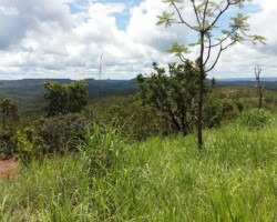 Ao deixar o planalto em direção à Unaí-MG - já no Estado de Minas, vista da região de serras próximas à cidade.