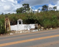 Ao deixar o planalto em direção às serras próximas de Unaí-MG, um tipo de Santuário muito comum nas margens de estradas do Estado de Minas Gerais.